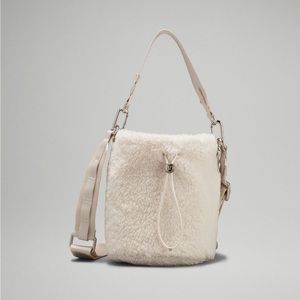 Crossbody fleece bucket bag 2.5L